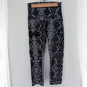 size 4 lululemon black / gray snake patterned leggings 21" inseam